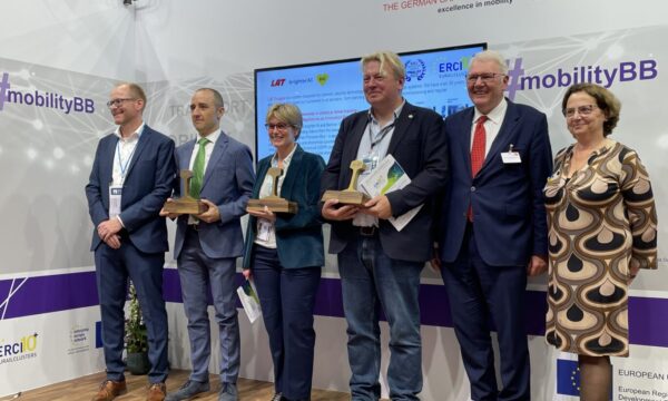 Les représentants d’ERCI et les 3 lauréats des Trophées de l’Innovation Ferroviaire ERCI 2022